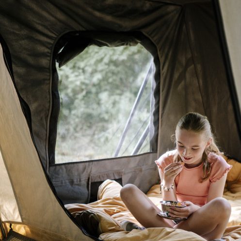 Schlafbereich im Campooz Lazy Jack mit geöffnetem Zeltfenster