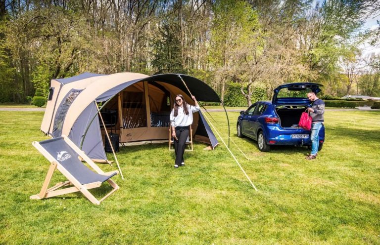 Cabanon-Zeltanhänger mit aufgebautem Vorzelt auf einer Wiese