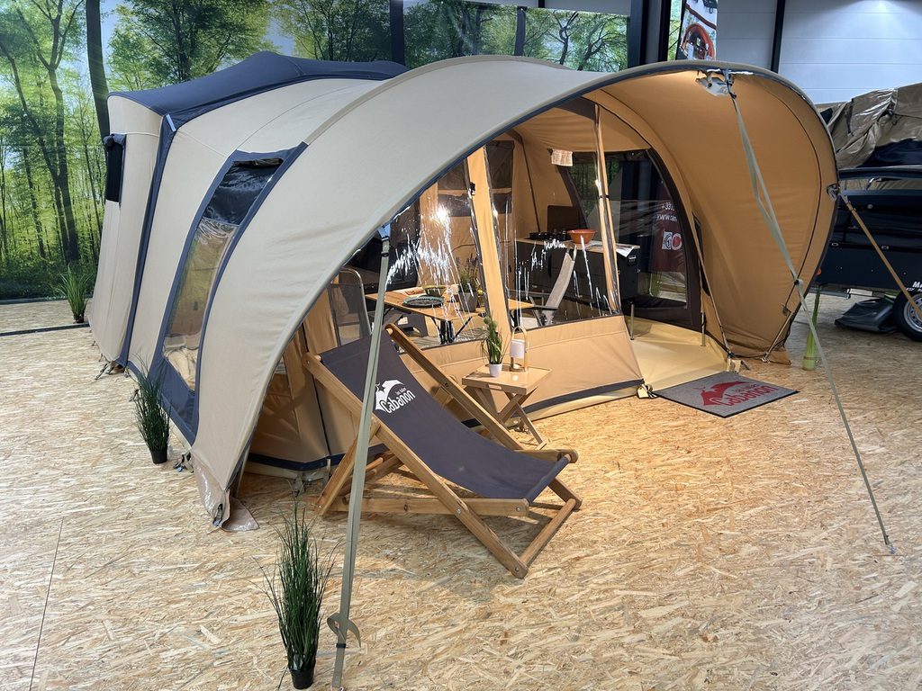 Zeltanhänger-Ausstellung in Bocholt Cabanon-Zeltanhänger mit Sonnensegel und Sitzbereich in der Ausstellung von TF-Freizeitfahrzeuge