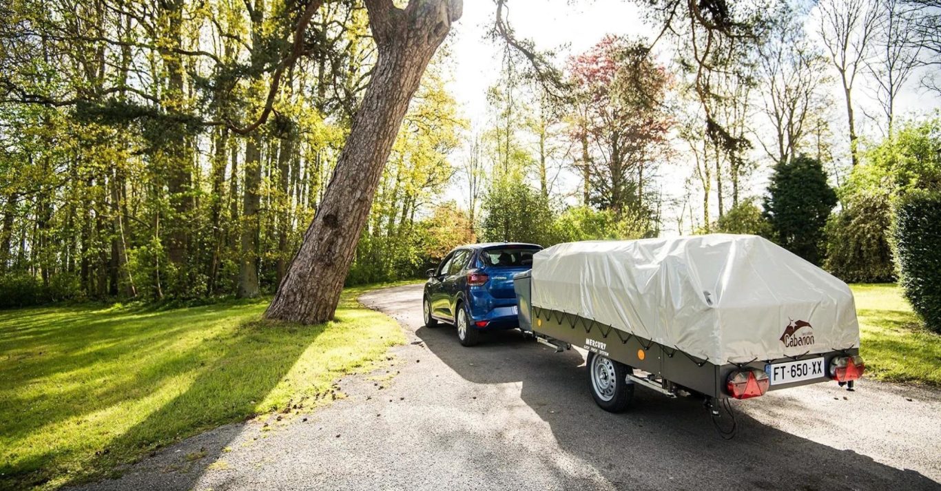 Camping mit einem Cabanon-Zeltanhänger Aufgebauter Cabanon-Zeltanhänger auf einer Wiese beim Camping