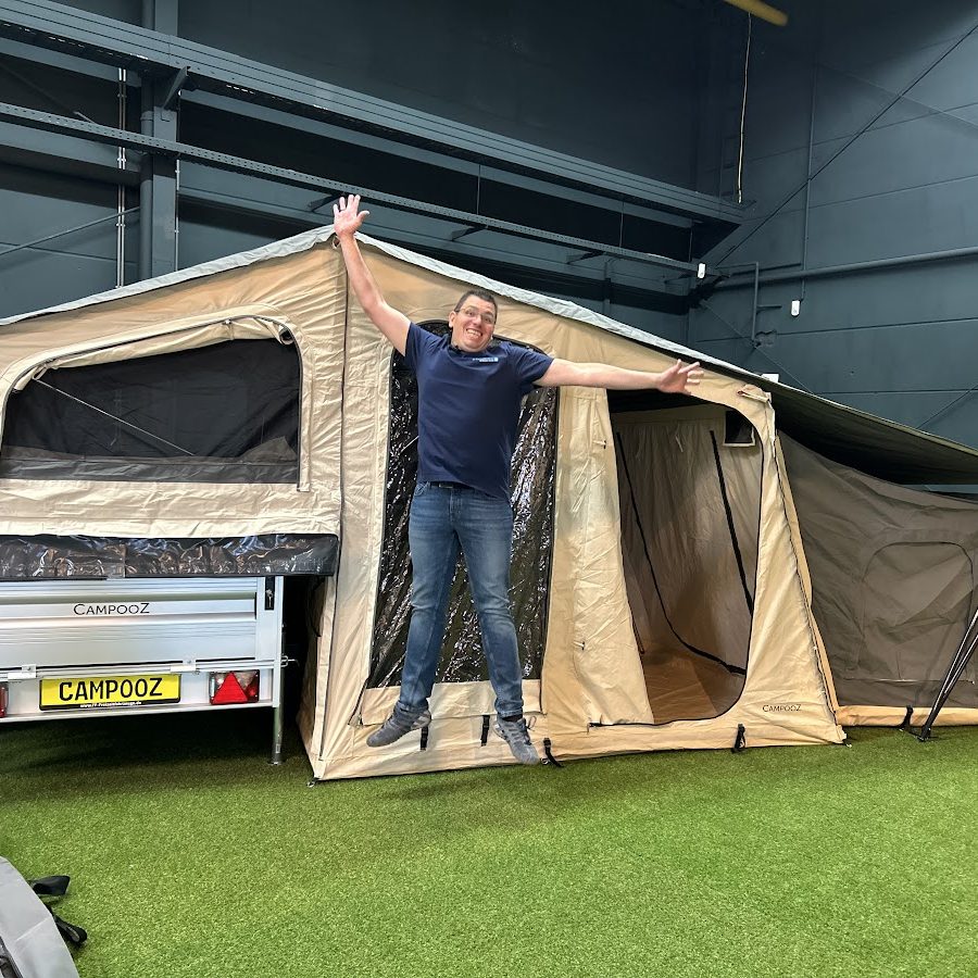 Campooz-Zeltanhänger mit Mitarbeiter in der Ausstellung von TF-Freizeitfahrzeuge in Bocholt